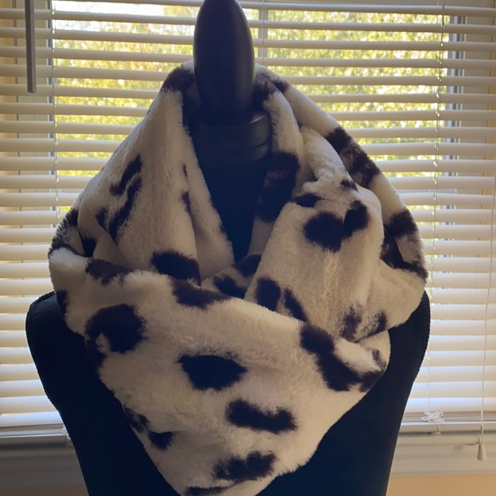 NWOT Adorable Soft Faux Fur WARM Animal Print Infinity Scarf